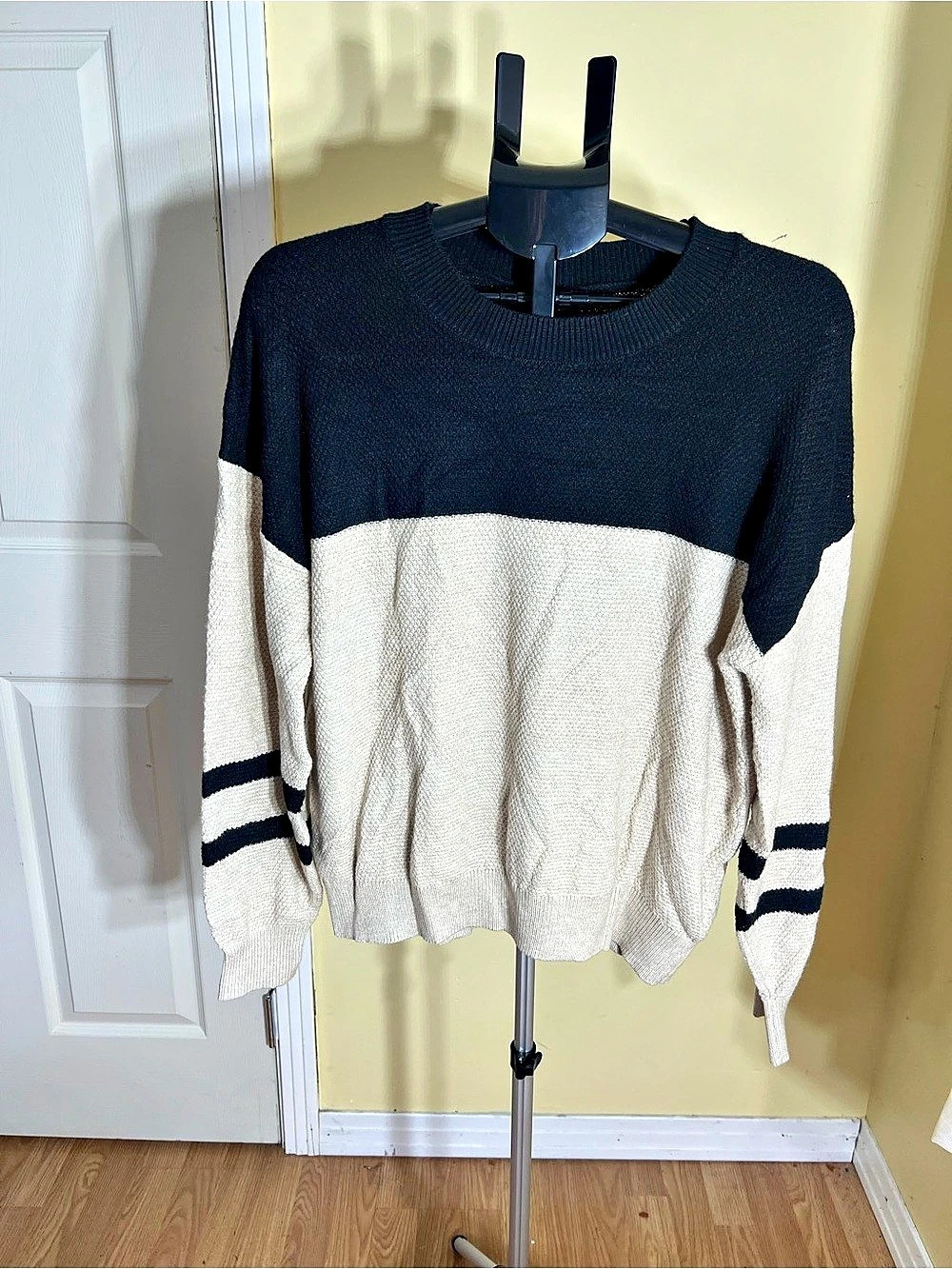 Women’s Color Block Knit Sweater – Size Large – Black & Cream